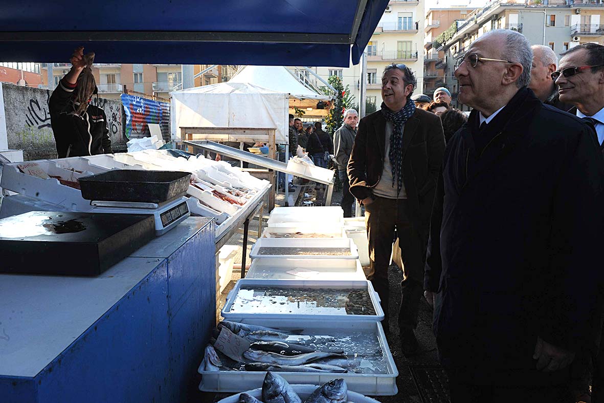   Il Sindaco De Luca in visita ai mercatini rionali della zona orientale
