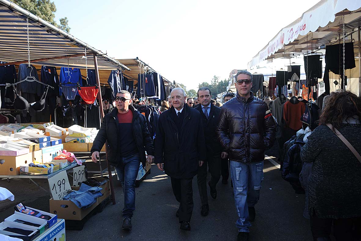   Il Sindaco De Luca in visita ai mercatini rionali della zona orientale
