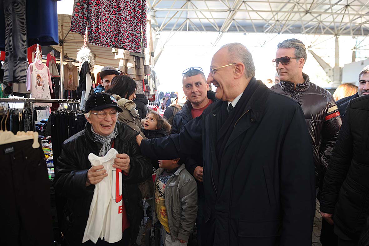   Il Sindaco De Luca in visita ai mercatini rionali della zona orientale
