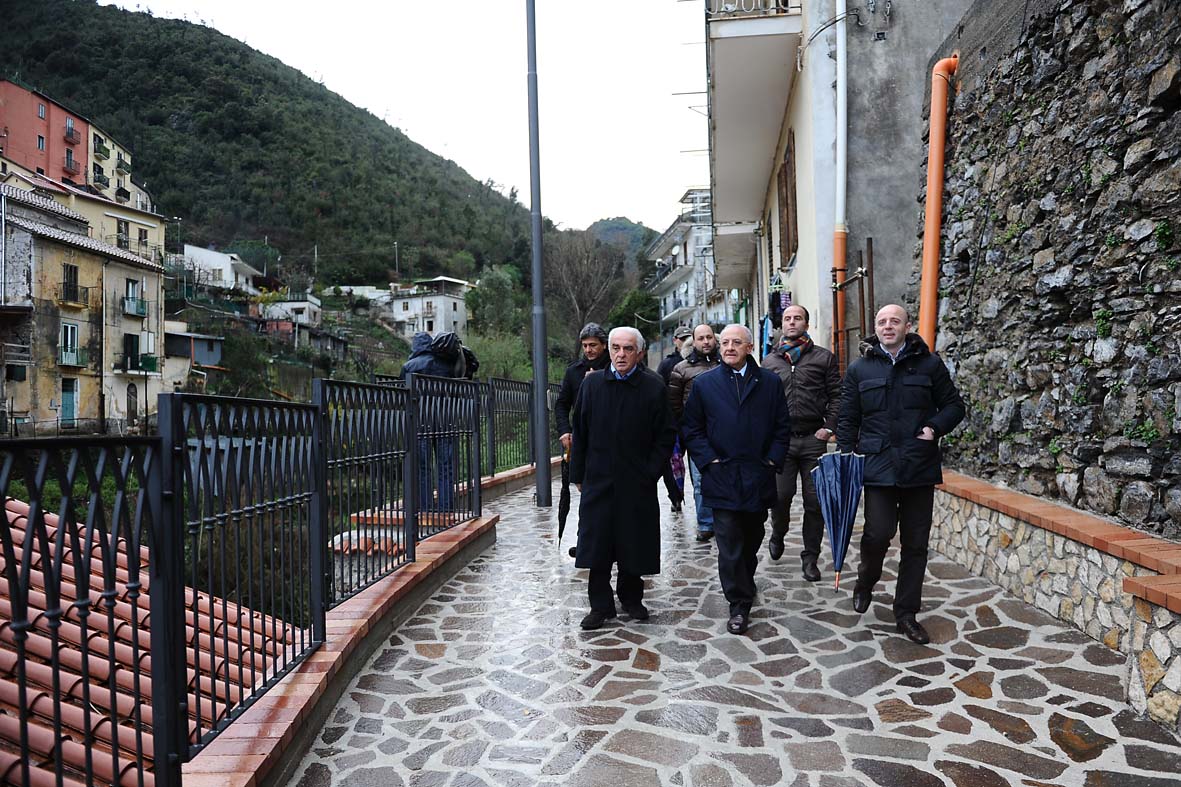   Inaugurazione del nuovo arredo urbano a Canalone con il Sindaco De Luca. 5 marzo 2011
