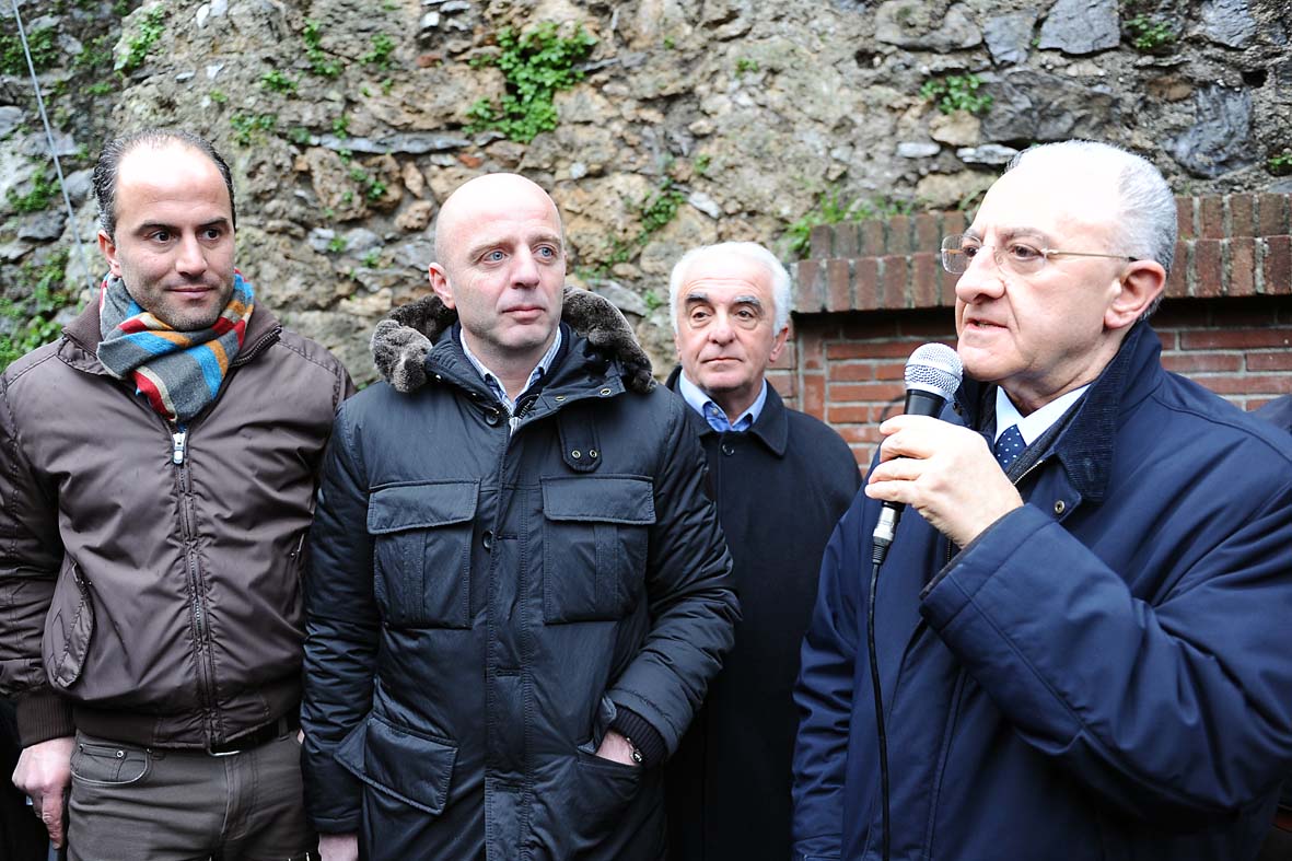   Inaugurazione del nuovo arredo urbano a Canalone con il Sindaco De Luca. 5 marzo 2011
