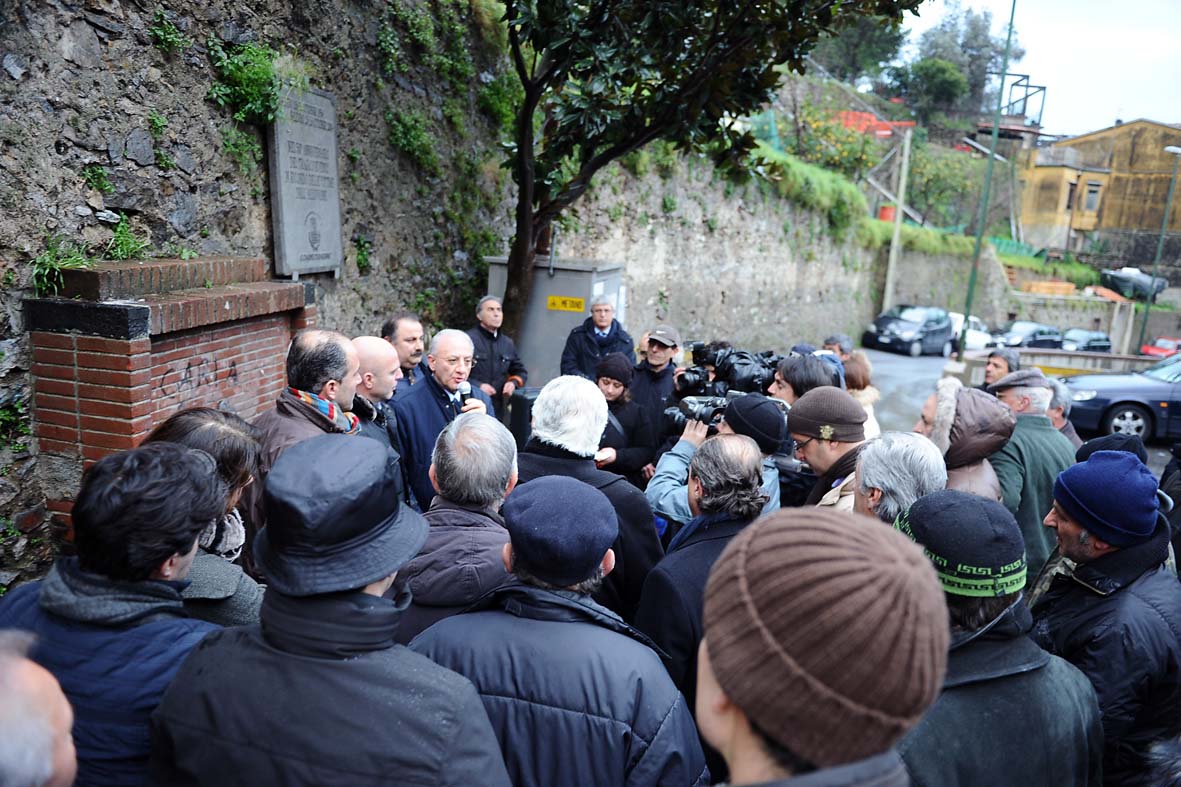   Inaugurazione del nuovo arredo urbano a Canalone con il Sindaco De Luca. 5 marzo 2011
