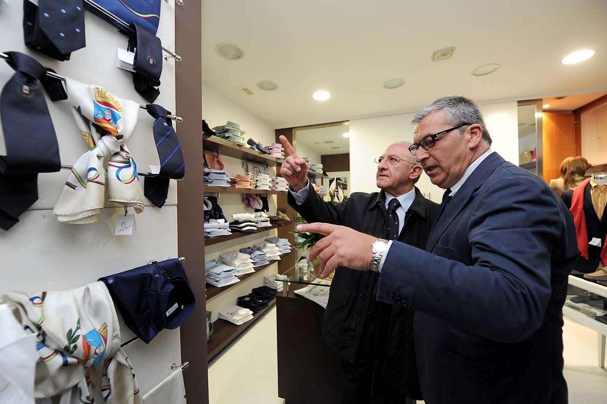   Il Sindaco De Luca all'inaugurazione del nuovo negozio Mucciolo a Salerno
