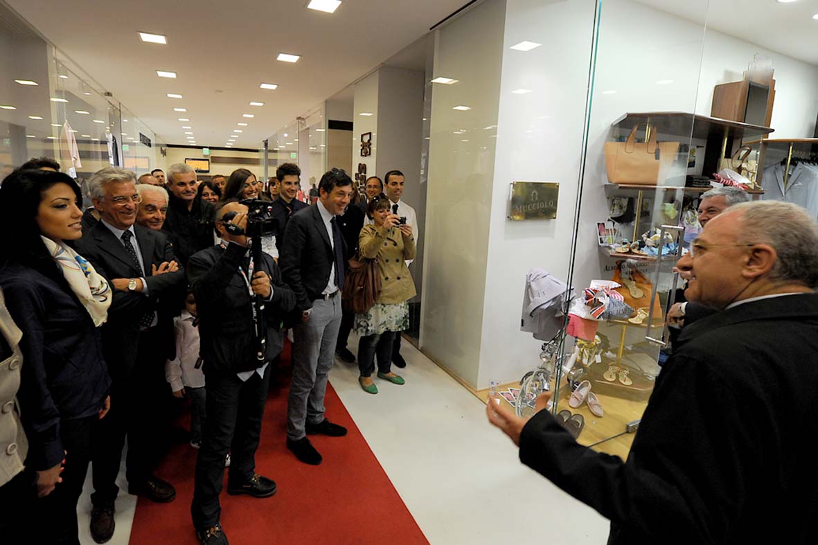   Il Sindaco De Luca all'inaugurazione del nuovo negozio Mucciolo a Salerno
