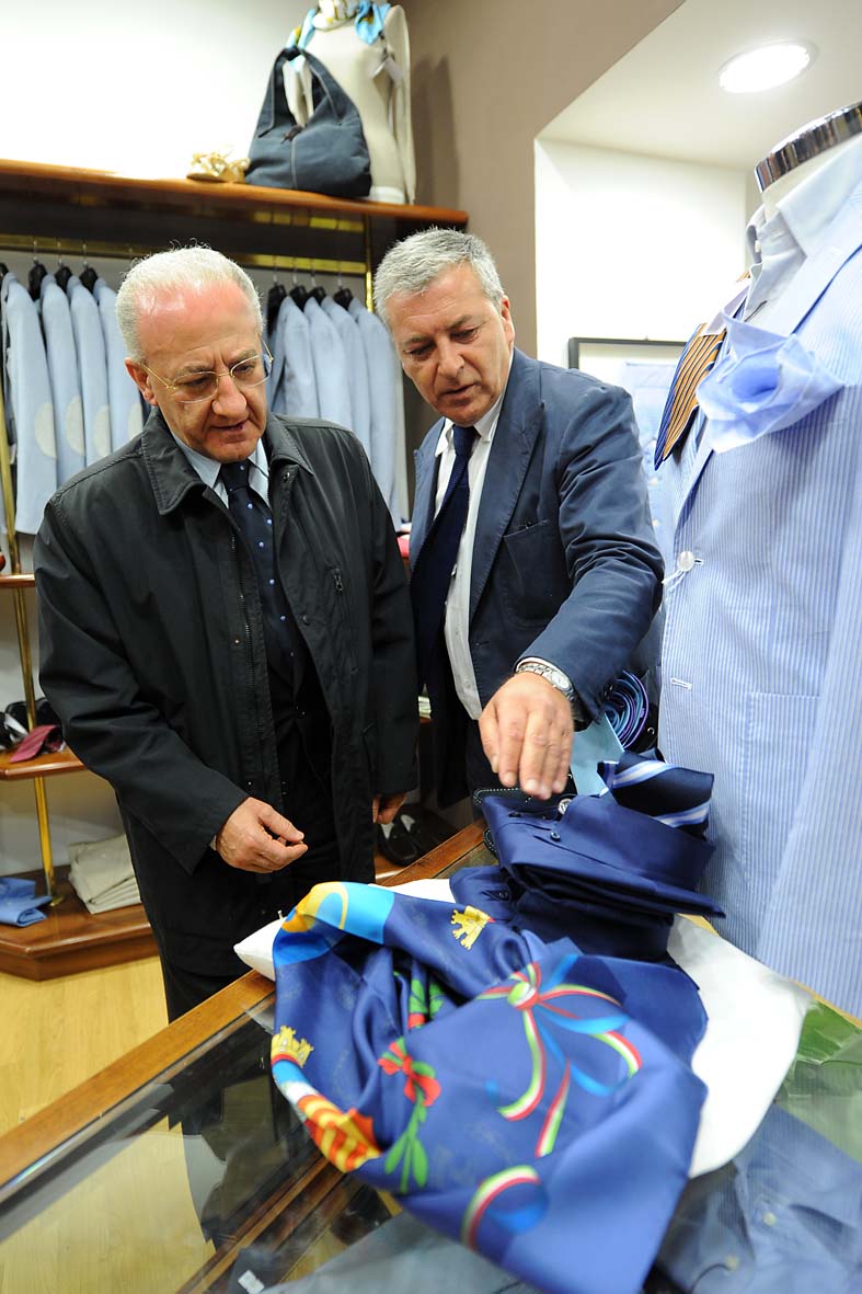   Il Sindaco De Luca all'inaugurazione del nuovo negozio Mucciolo a Salerno
