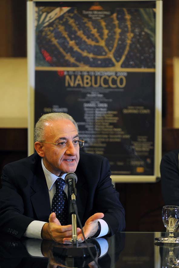   Nabucco al Teatro Verdi per la regia di Gigi Proietti: conferenza stampa di presentazione al Comune di Salerno. 4 dicembre 2009
