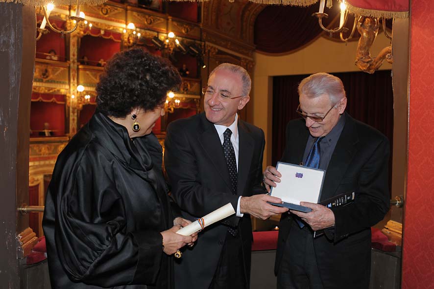   Al Teatro Verdi la seconda rappresentazione di Nabucco, venerdi' 11 dicembre 2009. Tra gli ospiti Luigi Mazzella e Carla Fendi
