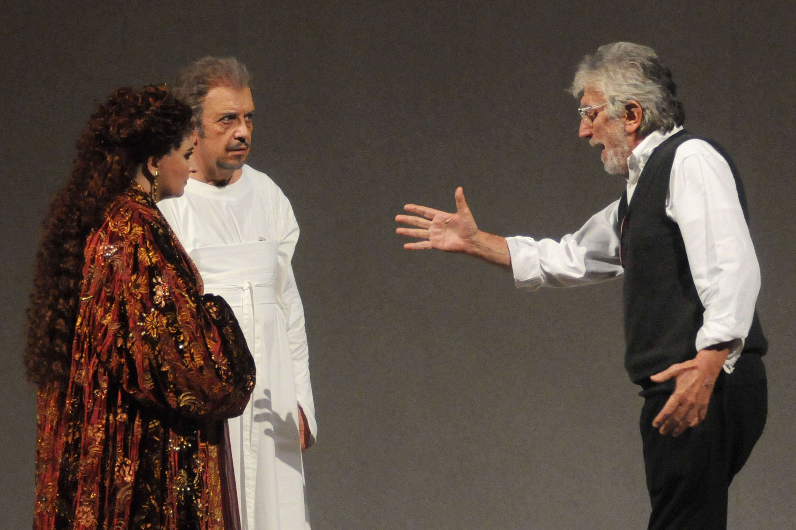   Nabucco per la regia di Gigi Proietti. Teatro municipale Giuseppe Verdi,  8 dicembre 2009
