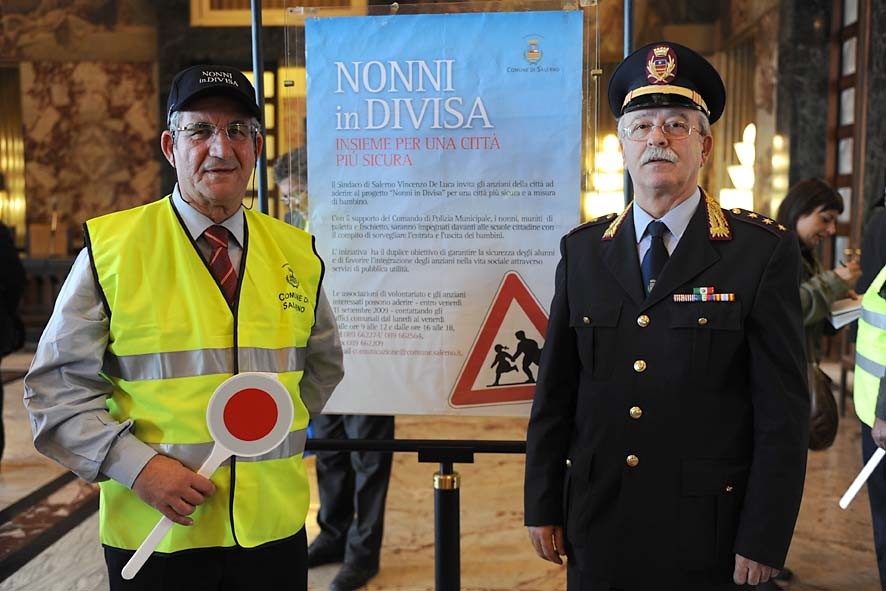   "Nonni in Divisa" per una citta' piu' sicura e a misura di bambino. Cerimonia di investitura, Palazzo di Citta', 22 ottobre 2009
