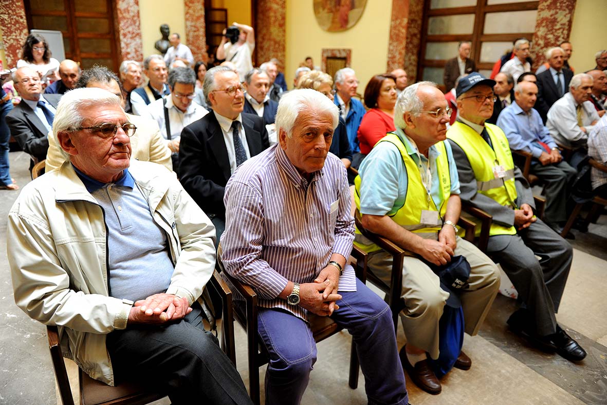   Il Sindaco consegna le pergamene di merito ai Nonni in Divisa. Comune di Salerno, 1 giugno 2010
