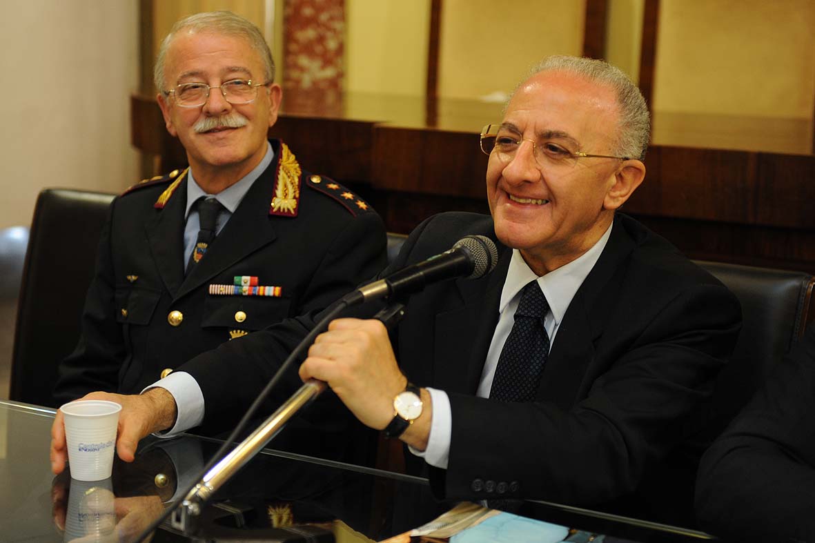   Il Sindaco consegna le pergamene di merito ai Nonni in Divisa. Comune di Salerno, 1 giugno 2010
