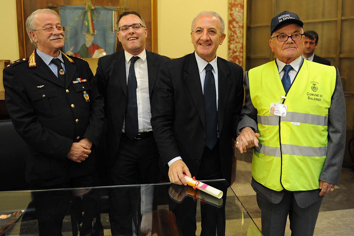   Il Sindaco consegna le pergamene di merito ai Nonni in Divisa. Comune di Salerno, 1 giugno 2010
