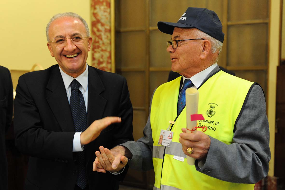   Il Sindaco consegna le pergamene di merito ai Nonni in Divisa. Comune di Salerno, 1 giugno 2010
