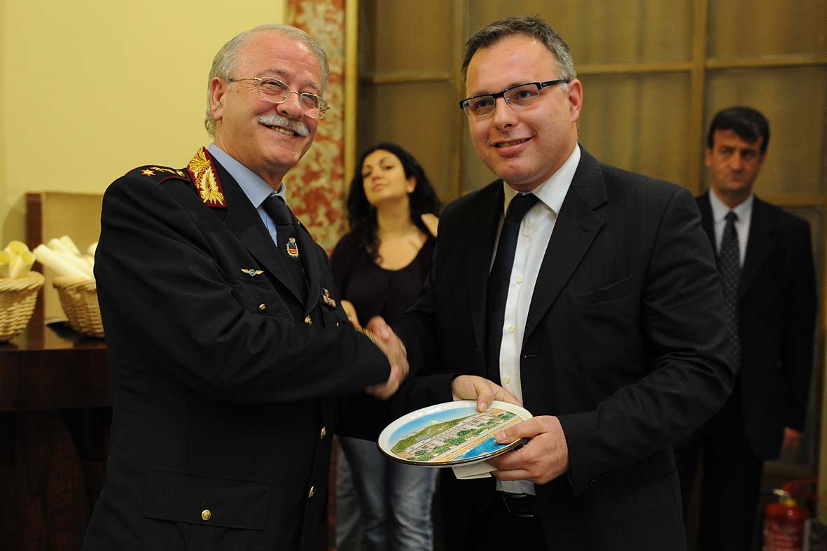   Il Sindaco consegna le pergamene di merito ai Nonni in Divisa. Comune di Salerno, 1 giugno 2010
