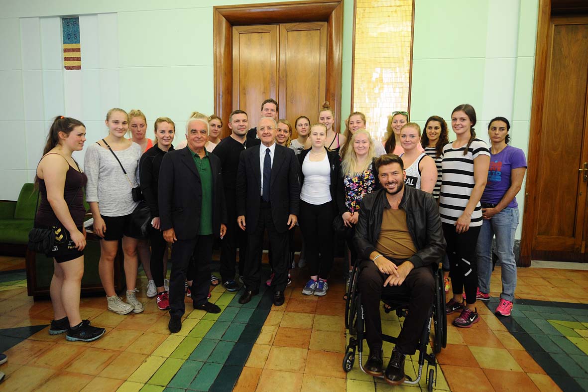   Il Sindaco De Luca riceve le atlete della pallamano

