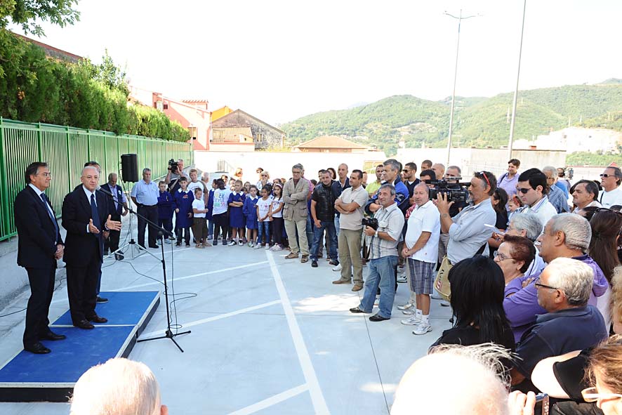   Con il Sindaco De Luca inaugurazione del parcheggio in Via degli Etruschi. Salerno, 20 settembre 2011.
