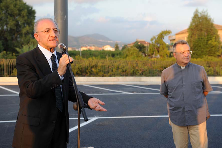   Ostaglio - Fuorni: il Sindaco De Luca inaugura il nuovo arredo urbano e i nuovi parcheggi. 18 settembre 2009
