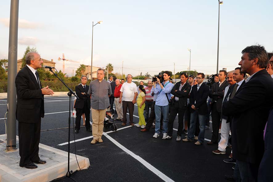   Ostaglio - Fuorni: il Sindaco De Luca inaugura il nuovo arredo urbano e i nuovi parcheggi. 18 settembre 2009
