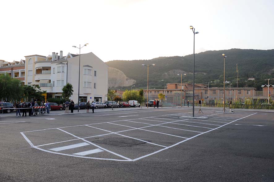   Ostaglio - Fuorni: il Sindaco De Luca inaugura il nuovo arredo urbano e i nuovi parcheggi. 18 settembre 2009
