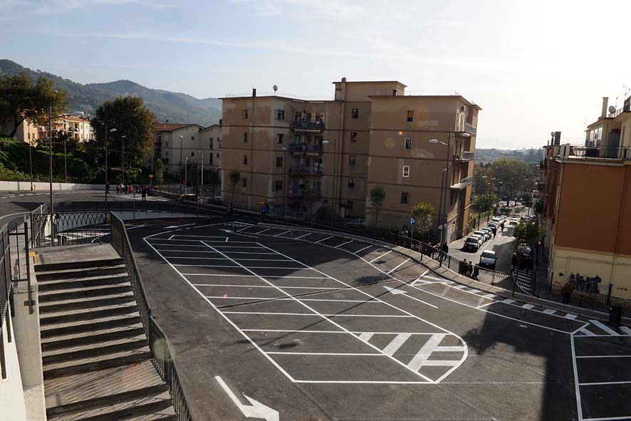  Torrione: il nuovo parcheggio in via O. De Sica e la rampa di collegamento via De Sica-via Felline. L'inaugurazione con il Sindaco De Luca. 18 novembre 2009
