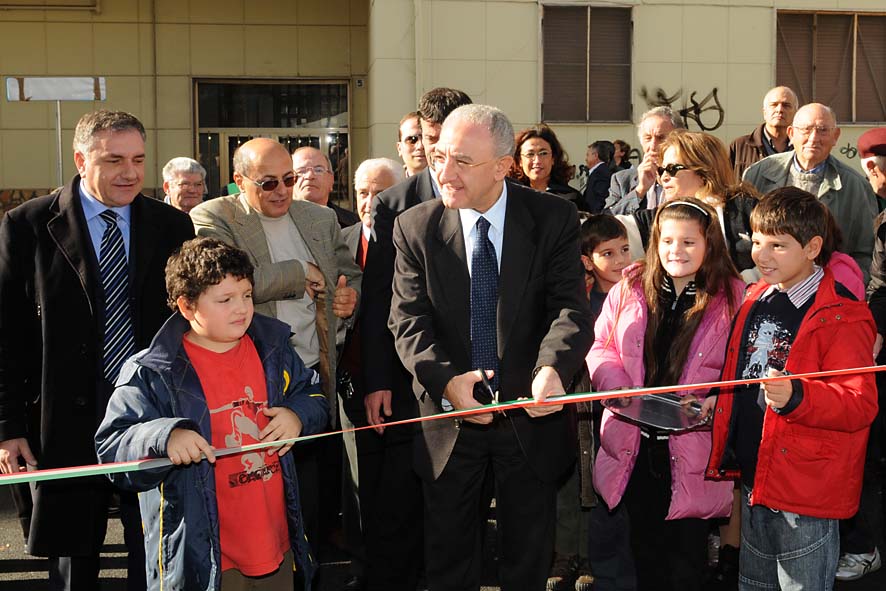   Torrione: il nuovo parcheggio in via O. De Sica e la rampa di collegamento via De Sica-via Felline. L'inaugurazione con il Sindaco De Luca. 18 novembre 2009
