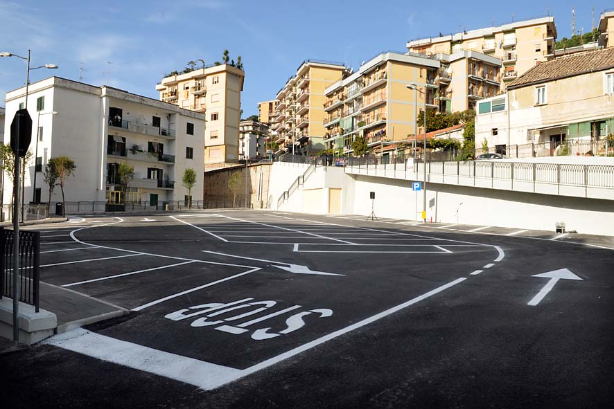   Torrione: il nuovo parcheggio in via O. De Sica e la rampa di collegamento via De Sica-via Felline. L'inaugurazione con il Sindaco De Luca. 18 novembre 2009
