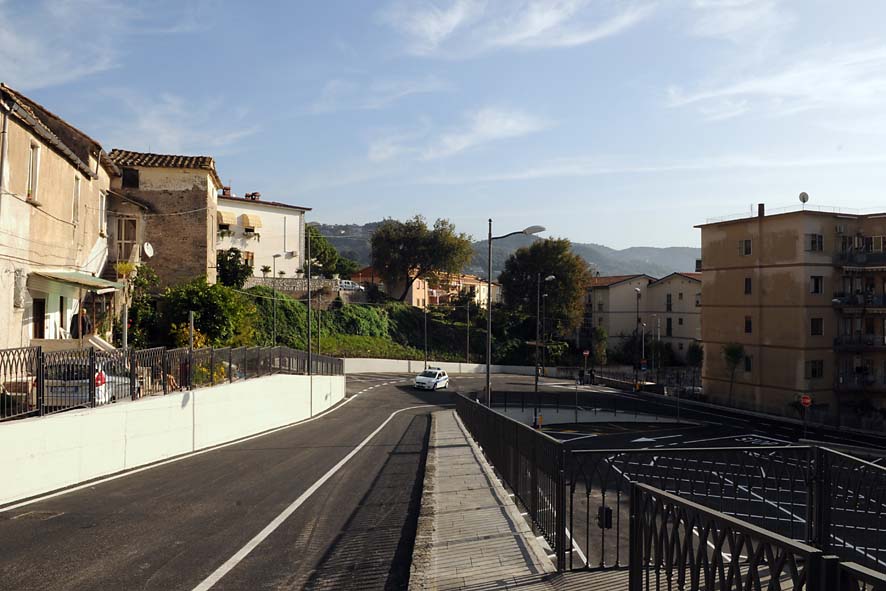   Torrione: il nuovo parcheggio in via O. De Sica e la rampa di collegamento via De Sica-via Felline. L'inaugurazione con il Sindaco De Luca. 18 novembre 2009
