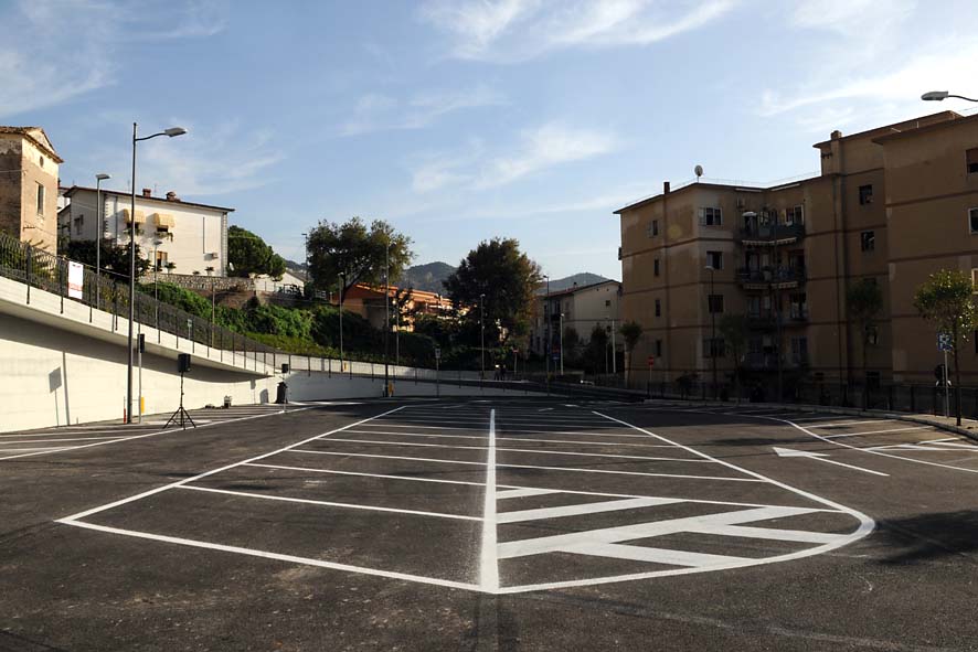   Torrione: il nuovo parcheggio in via O. De Sica e la rampa di collegamento via De Sica-via Felline. L'inaugurazione con il Sindaco De Luca. 18 novembre 2009
