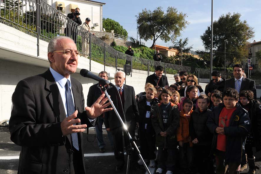   Torrione: il nuovo parcheggio in via O. De Sica e la rampa di collegamento via De Sica-via Felline. L'inaugurazione con il Sindaco De Luca. 18 novembre 2009
