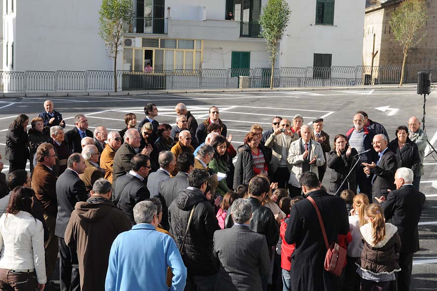   Torrione: il nuovo parcheggio in via O. De Sica e la rampa di collegamento via De Sica-via Felline. L'inaugurazione con il Sindaco De Luca. 18 novembre 2009
