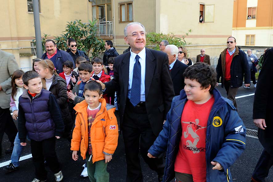   Torrione: il nuovo parcheggio in via O. De Sica e la rampa di collegamento via De Sica-via Felline. L'inaugurazione con il Sindaco De Luca. 18 novembre 2009
