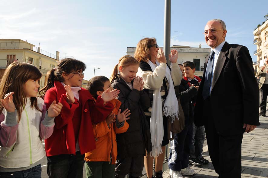   Torrione: il nuovo parcheggio in via O. De Sica e la rampa di collegamento via De Sica-via Felline. L'inaugurazione con il Sindaco De Luca. 18 novembre 2009
