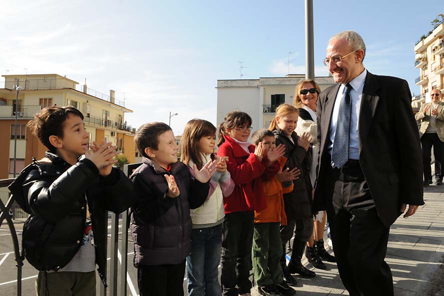   Torrione: il nuovo parcheggio in via O. De Sica e la rampa di collegamento via De Sica-via Felline. L'inaugurazione con il Sindaco De Luca. 18 novembre 2009
