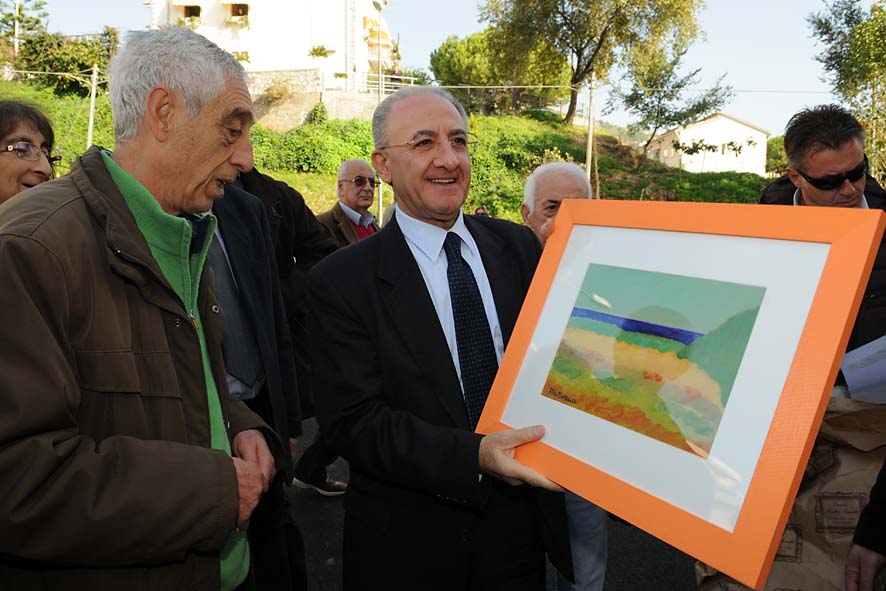   Torrione: il nuovo parcheggio in via O. De Sica e la rampa di collegamento via De Sica-via Felline. L'inaugurazione con il Sindaco De Luca. 18 novembre 2009
