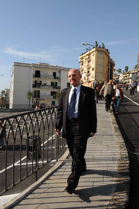   Torrione: il nuovo parcheggio in via O. De Sica e la rampa di collegamento via De Sica-via Felline. L'inaugurazione con il Sindaco De Luca. 18 novembre 2009
