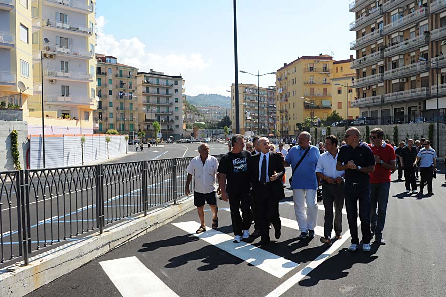   Torrione, Il Sindaco Vincenzo De Luca inaugura il nuovo parcheggio di Via Carella. Salerno, 28 Luglio 2010
