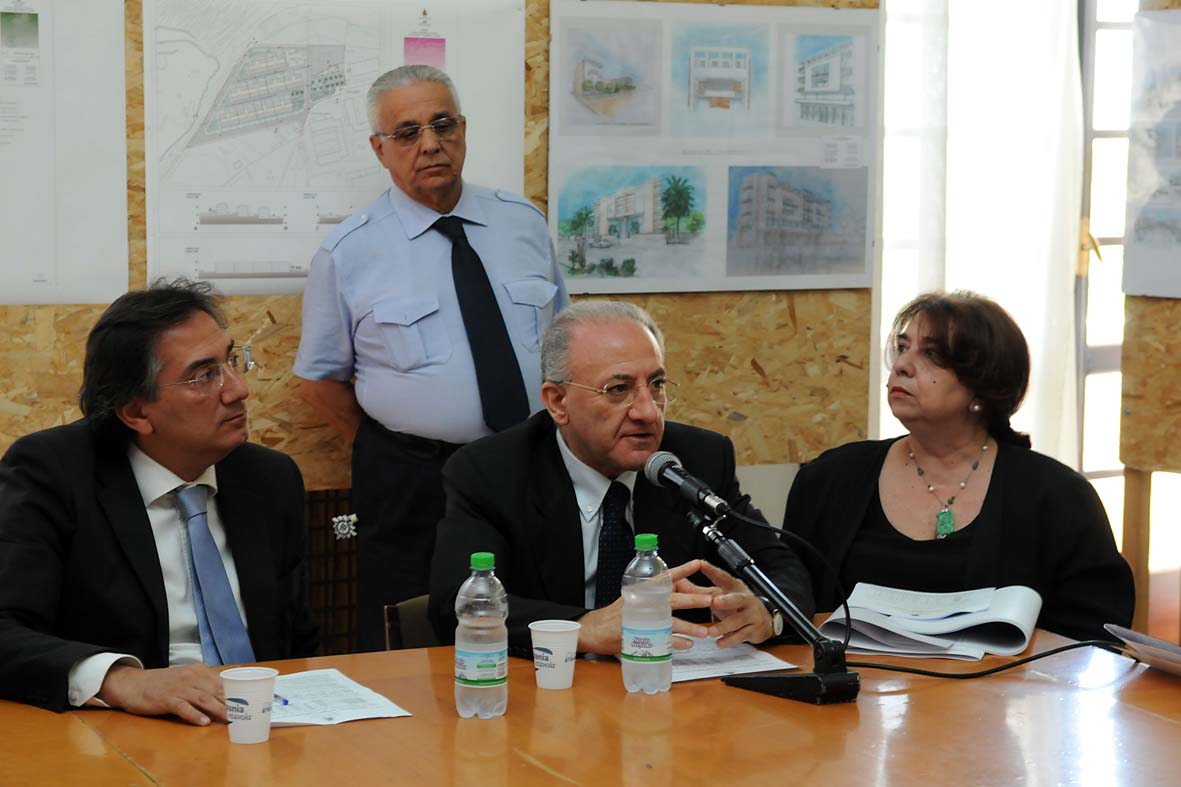   Il Sindaco De Luca presenta la pubblicazione del bando per la realizzazione di 2020 nuovi alloggi ERP nel territorio cittadino.Palazzo di Citta', martedi' 23 giugno 2009 
