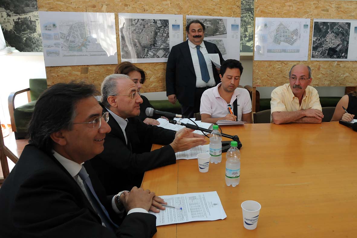  Il Sindaco De Luca presenta la pubblicazione del bando per la realizzazione di 2020 nuovi alloggi ERP nel territorio cittadino.Palazzo di Citta', martedi' 23 giugno 2009
