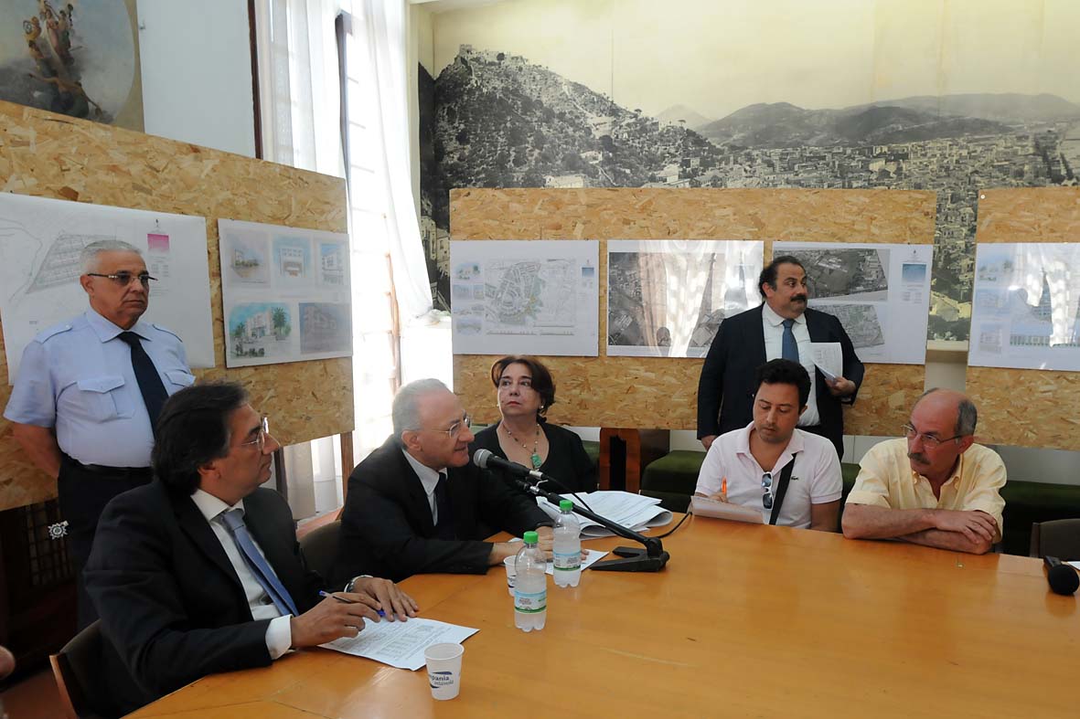   Il Sindaco De Luca presenta la pubblicazione del bando per la realizzazione di 2020 nuovi alloggi ERP nel territorio cittadino.Palazzo di Citta', martedi' 23 giugno 2009
