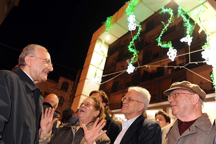   Il Sindaco De Luca inaugura il nuovo arredo urbano ed illuminazione artistica del Centro Storico. 19 novembre 2009
