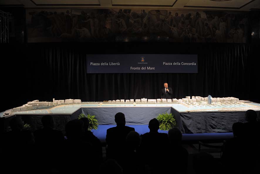   Il Sindaco De Luca presenta il plastico del fronte del mare da piazza della Liberta' a piazza della Concordia. Palazzo di Citta', sabato 12 dicembre 2009
