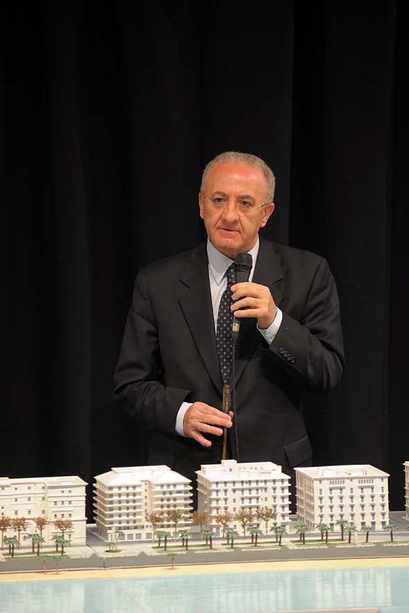   Il Sindaco De Luca presenta il plastico del fronte del mare da piazza della Liberta' a piazza della Concordia. Palazzo di Citta', sabato 12 dicembre 2009
