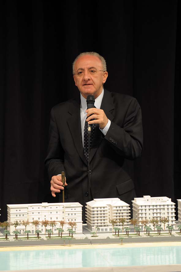   Il Sindaco De Luca presenta il plastico del fronte del mare da piazza della Liberta' a piazza della Concordia. Palazzo di Citta', sabato 12 dicembre 2009
