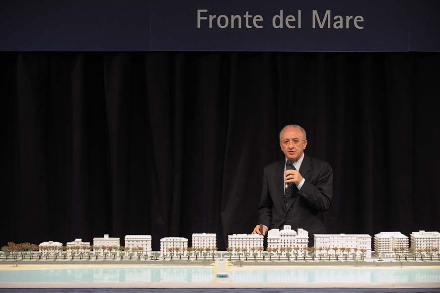   Il Sindaco De Luca presenta il plastico del fronte del mare da piazza della Liberta' a piazza della Concordia. Palazzo di Citta', sabato 12 dicembre 2009

