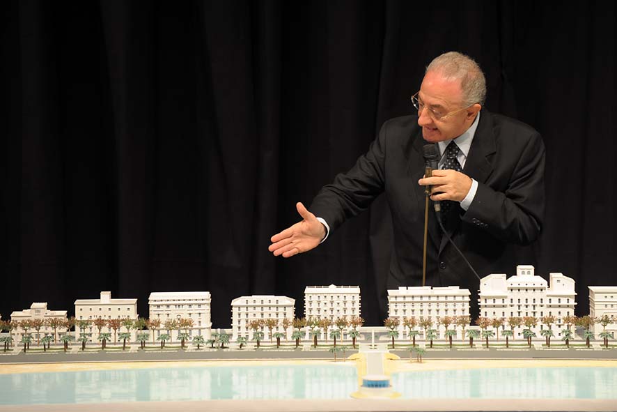   Il Sindaco De Luca presenta il plastico del fronte del mare da piazza della Liberta' a piazza della Concordia. Palazzo di Citta', sabato 12 dicembre 2009
