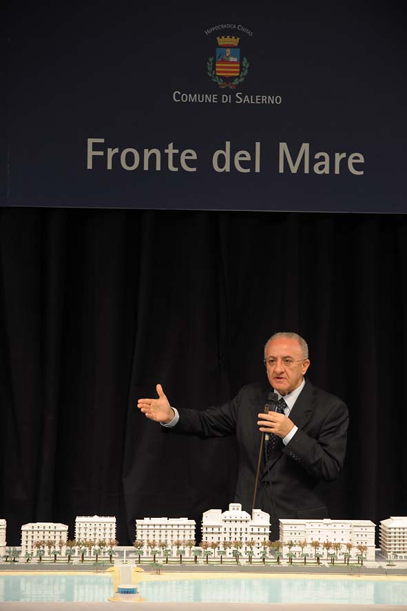   Il Sindaco De Luca presenta il plastico del fronte del mare da piazza della Liberta' a piazza della Concordia. Palazzo di Citta', sabato 12 dicembre 2009
