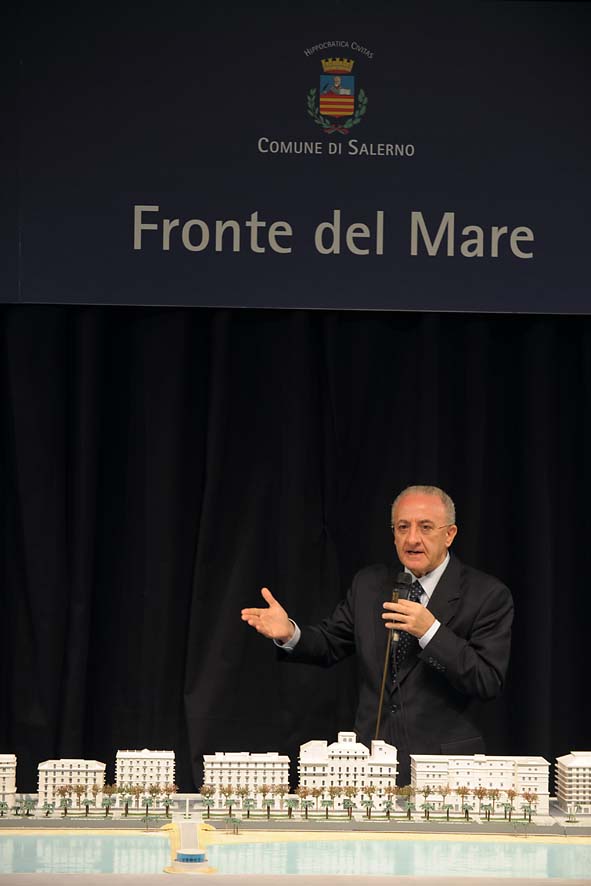   Il Sindaco De Luca presenta il plastico del fronte del mare da piazza della Liberta' a piazza della Concordia. Palazzo di Citta', sabato 12 dicembre 2009
