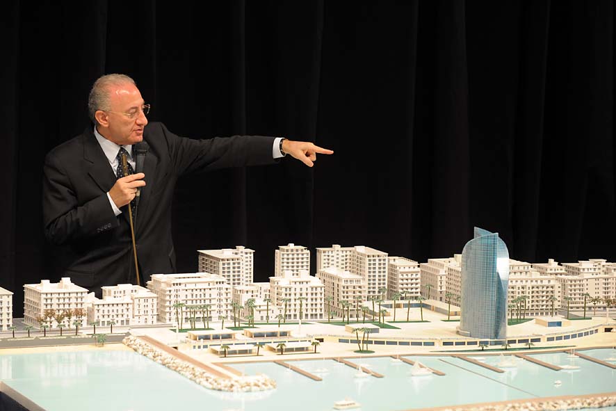   Il Sindaco De Luca presenta il plastico del fronte del mare da piazza della Liberta' a piazza della Concordia. Palazzo di Citta', sabato 12 dicembre 2009
