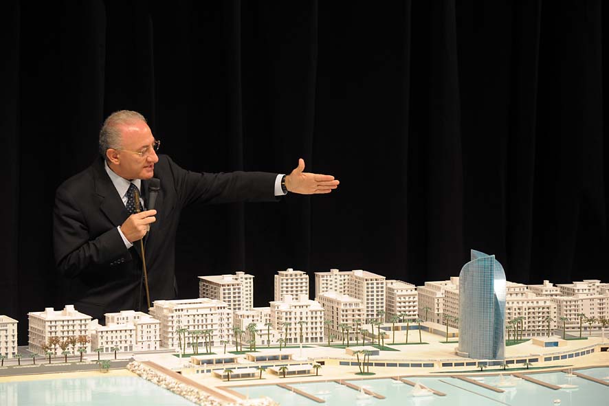   Il Sindaco De Luca presenta il plastico del fronte del mare da piazza della Liberta' a piazza della Concordia. Palazzo di Citta', sabato 12 dicembre 2009
