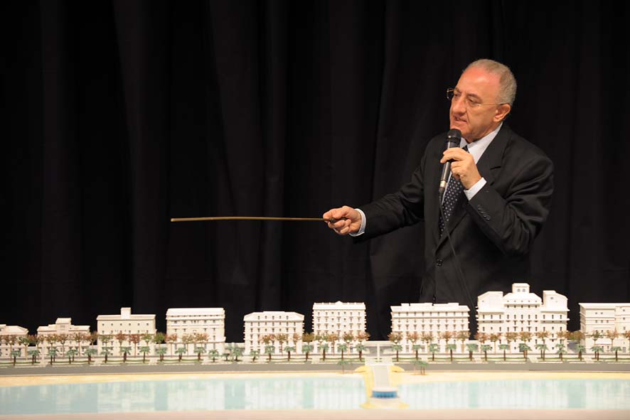   Il Sindaco De Luca presenta il plastico del fronte del mare da piazza della Liberta' a piazza della Concordia. Palazzo di Citta', sabato 12 dicembre 2009
